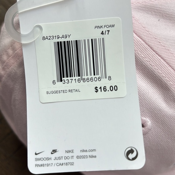 Nike Club Cap Nike Seoosh embroidered logo,velcro back,6 vent panel, summer sun - Picture 10 of 10